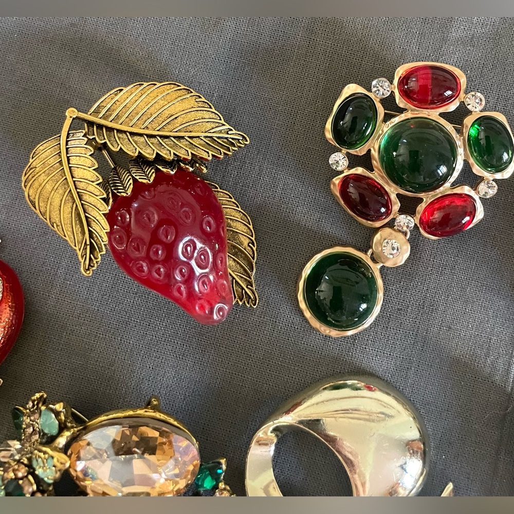Vintage & Modern Brooch Collection, Gold, Reds,Greens, some stamped, 9 - Picture 4 of 11